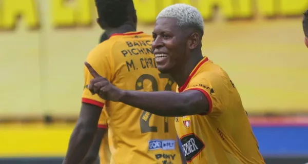 Gabriel Cortez tuvo un gran partido con Barcelona SC sin embargo se encendieron las alarmas luego de una entrada fuerte por parte de un defensor de Vélez