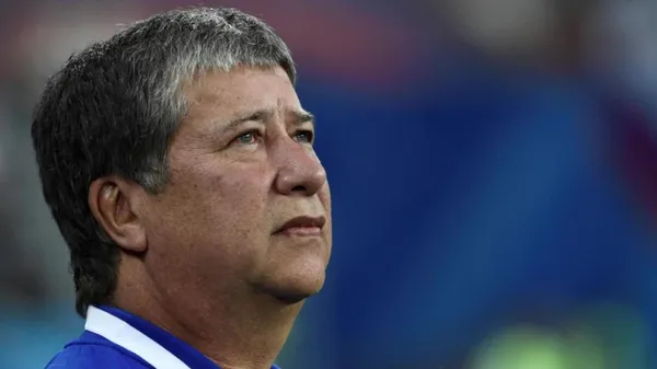 Gómez también fue pillado con alguien que no era su esposa