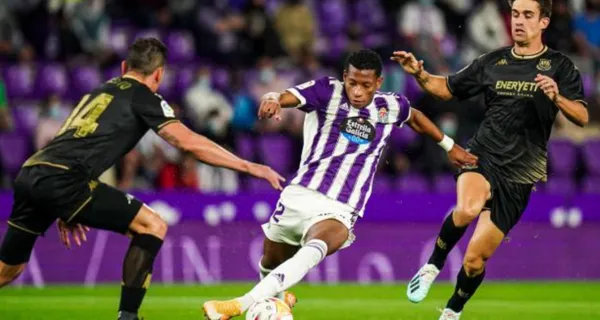Gonzalo Plata arrancó como titular en la victoria de Real Valladolid, en la Segunda División de España, que lo siguió de cerca el Fenómeno Ronaldo dueño del club