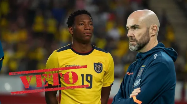 Gonzalo Plata con la camiseta de la Selección Ecuatoriana, al lado Félix Sánchez con un serio rostro. FOTO: El Universo