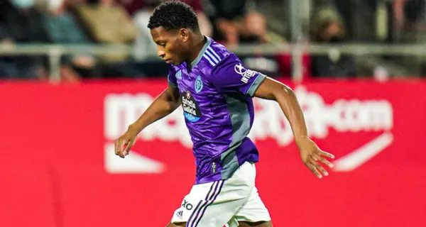 Gonzalo Plata está dando que hablar en España con el Real Valladolid. El ecuatoriano ya no está solo tirado a la banda sino también lo ocupan por carril central y la está rompiendo asombrando a propios y extraños