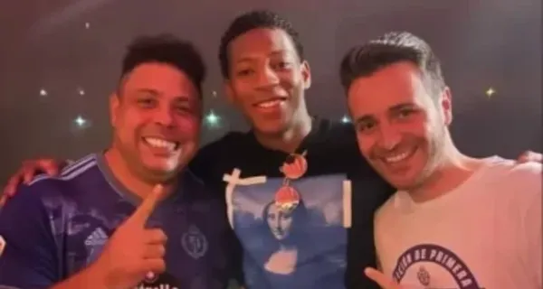 Gonzalo Plata está en Ecuador y decidió irse de fiesta, esta vez junto a su familia y seres queridos