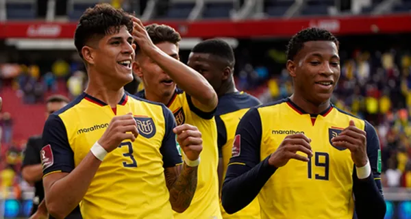 Gonzalo Plata festejó con sus compañeros en la Selección Ecuatoriana tras conseguir el pase al Mundial y cargó a Piero Hincapié