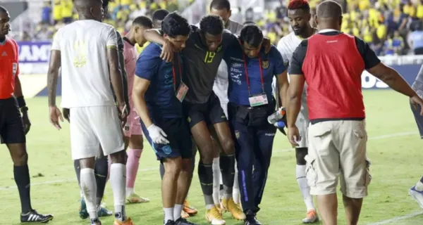 Gonzalo Plata regresó en muletas a Ecuador luego de su lesión ante Cabo Verde