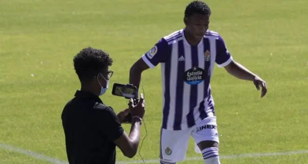 Gonzalo Plata tuvo un accidente de tránsito y tuvo que salir en rueda de prensa a dar la cara. Lastimosamente estaba metiéndose en el bolsilo a la hinchada y sus compañeros en Real Valladolid