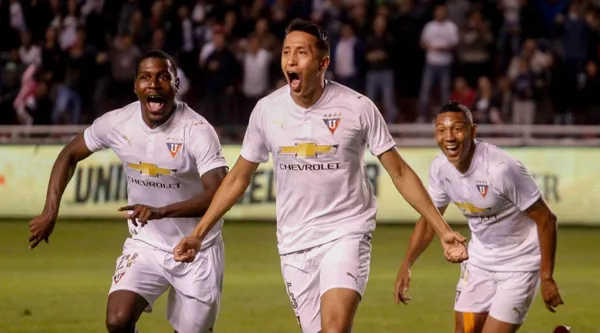 Gustavo Alfaro a penas tiene un entrenamiento para definir el equipo