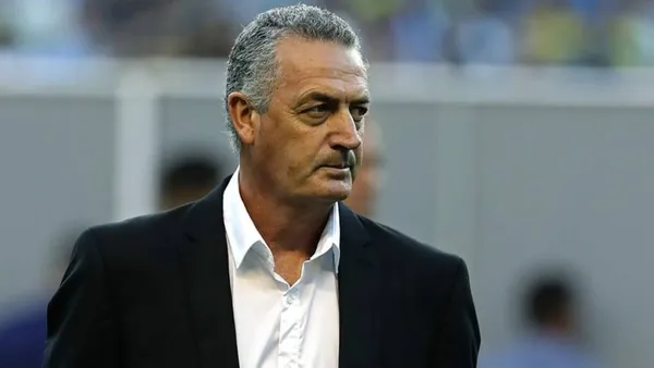 Gustavo Alfaro se molestó por las acciones de ciertos futbolistas