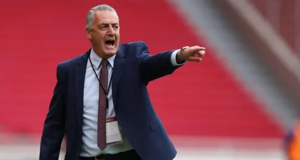 Gustavo Alfaro sigue siendo cuestionado como entrenador de la Selección Ecuatoriana y sumó una nueva derrota en Montevideo contra Uruguay. El DT puso una nueva excusa