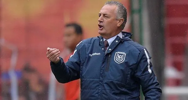 Gustavo Alfaro no tiene autocrítica en el mal momento de la Selección Ecuatoriana y aunque su alineación es cuestionada prefirió hablar de lo que no hizo el árbitro