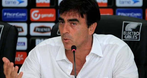 Gustavo Quinteros actualmente se encuentra dirigiendo en Colo Colo de Chile y ante la falta de refuerzo en la delantera se fijó en Rodrigo Aguirre