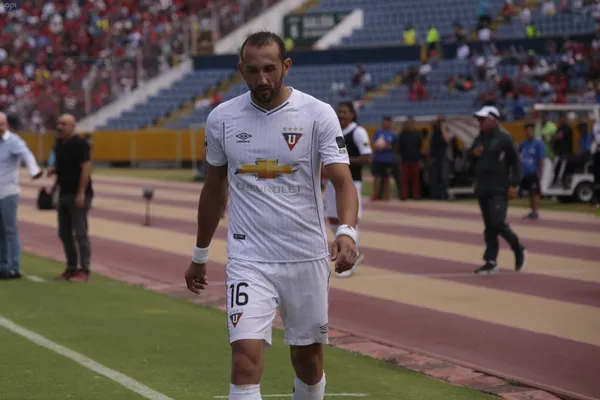 Hernán Barcos, recordado por la hinchada de Liga de Quito, ahora presta sus servicios para Alianza Lima y sorprendió porque apareció con la camiseta de Emelec
