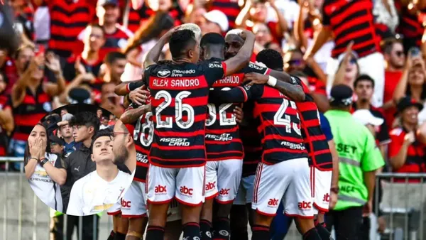 Hinchas de Liga de Quito y jugadores de Flamengo (Foto tomada de: Flamengo/API)