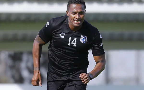 Hinchas del Barcelona, Emelec y Nacional han dado la espalda a Antonio Valencia