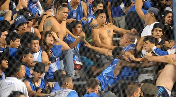 Hinchas del Bombillo tiraron piedras a un bus