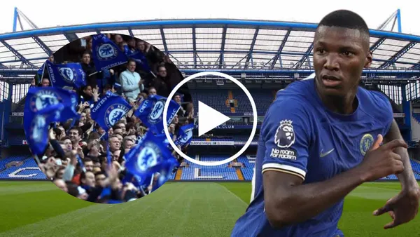 Hinchas del Chelsea y Moisés Caicedo en Stamford Bridge (Foto tomada de: DFDS/Chelsea/AlAire)