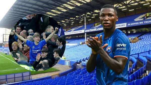 Hinchas del Chelsea y Moisés Caicedo (Foto tomada de: Liverpool/Chelsea)