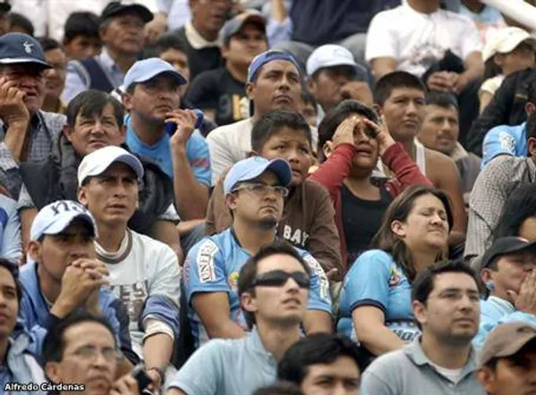Hinchas del Rojo quisieron sustraerse una bandera del cuadro ambateño tras el partido