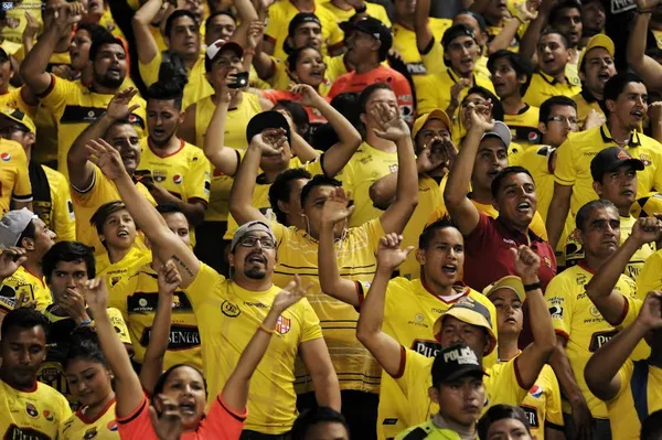 Hinchas de otros equipos como BSC, Emelec y la AKD estuveron haciendo fuerza por el Cetáceo
