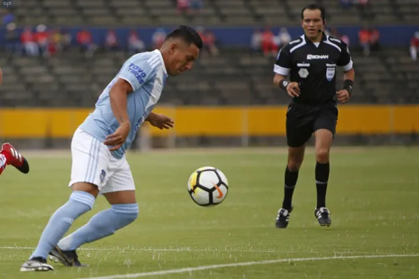 Holger Matamoros jugó un gran partido y la hinchada de Emelec se lo reconoció