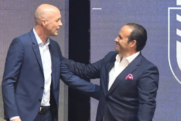 Hubo algunas irregularidades en el contrato de Jordi Cruyff y otro funcionario más que terminaron por sacar a Egas de la presidencia