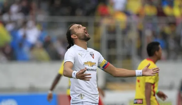 Hubo un entrenador que pasó por Liga de Quito y Hernán Barcos tuvo que ayudarlo en pequeños detalles