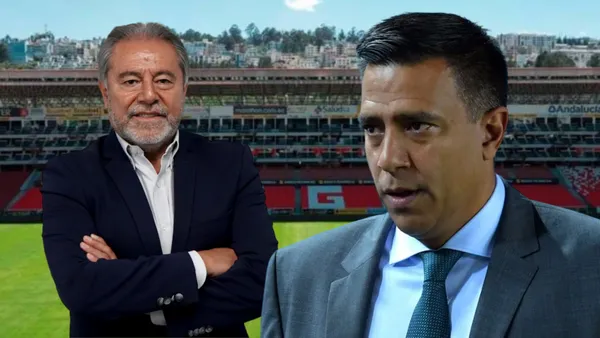 Isaac Álvarez y César Farías en el Estadio Rodrigo Paz (Foto tomada de: Liga de Quito/Primicias/TYC Sports)