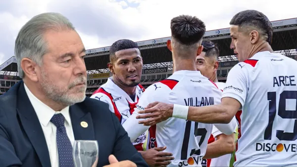 Isaac Álvarez y jugadores de Liga de Quito (Foto tomada de: Wikipedia/API/Liga de Quito)