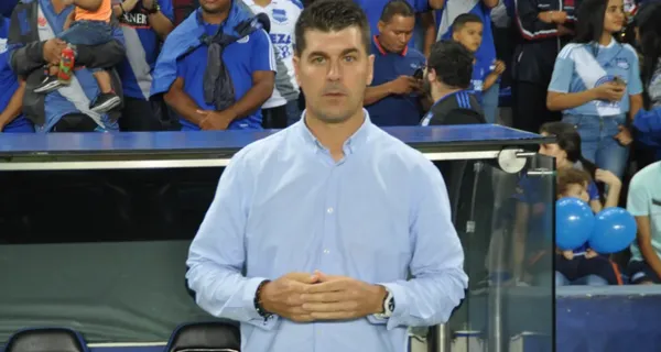 Ismael Rescalvo pasa por horas bajas en Emelec, donde se lleva las críticas de los hinchas y lo quieren fuera