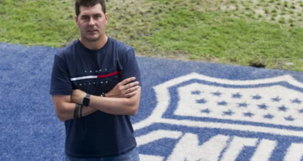 Ismael Rescalvo ya hace maletas para dejar Emelec tras varias temporadas de fracasos y si un equipo puede darle una chance para seguir dirigiendo, es este