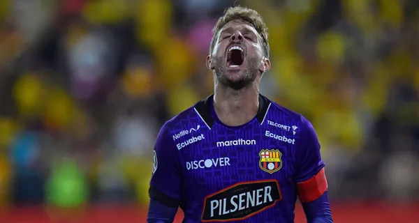 Javier Burrai demostró su molestia con sus compañeros al ver que no sudan la camiseta