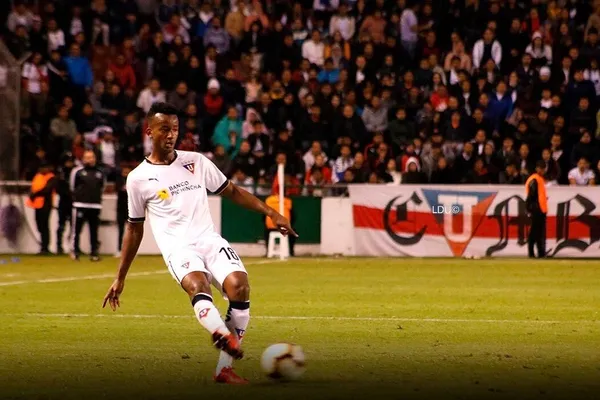 Jefferson Orejuela, mediocampista de Liga de Quito, no pudo ir hasta Pomasqui a entrenar pero cumplió desde su casa