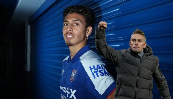 Jeremy Sarmiento, al lado Kieran McKenna.