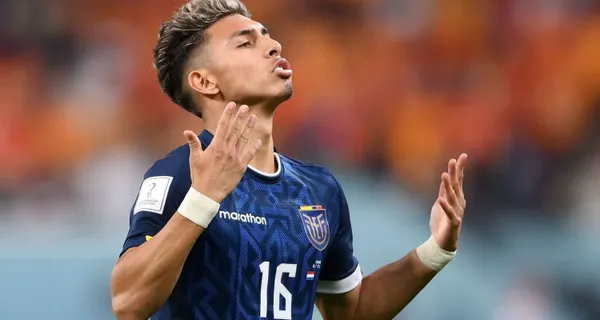 Jeremy Sarmiento fue captado en muletas viendo la semifinal del Brighton