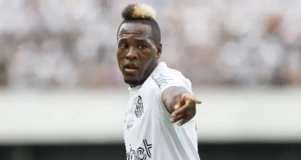 Jhojan Julio tiene pie y medio fuera de Santos FC y todo apunta a que vuelve a LDU pero los bloopers en Brasil hasta ahora son recordados