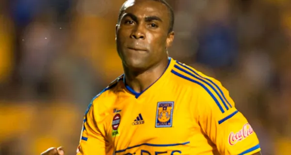 Joffre Guerrón dejó las canchas a nivel profesional, pero cuando le invitan a partidos amateur se hace presente. Apareció con Walter Ayoví en un cancha de fútbol