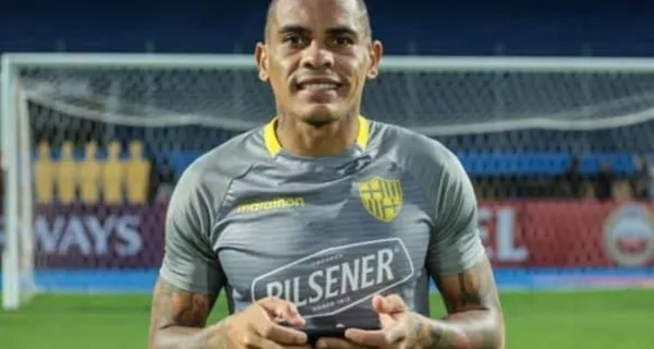 Jonatan Álvez demostró tener gol y soporte para la presión de jugar en Barcelona SC, pero una indisciplina le costó el puesto con Fabián Bustos y lo confesó