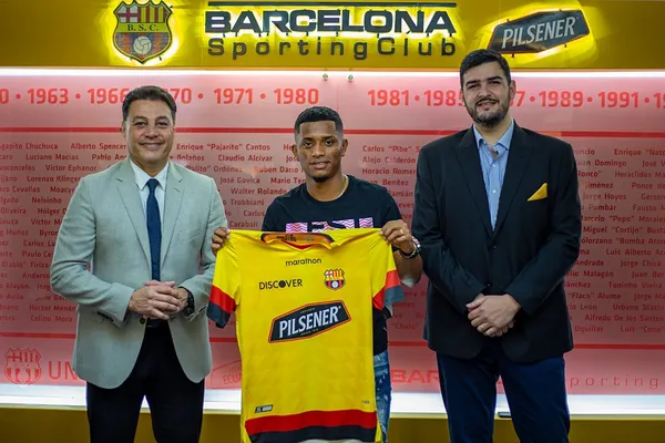 Jonathan Perlaza va a los entrenamientos de Barcelona SC en un lujoso auto