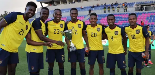 Jorge Pinos no es un jugador que sea muy mediático, sin embargo, los aficionados de el Salvador se emocionaron cuando les firmó una bandera, mira la foto