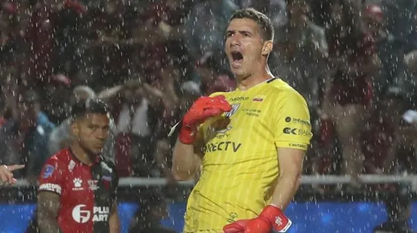 Jorge Pinos estará varias semanas lejos de las canchas