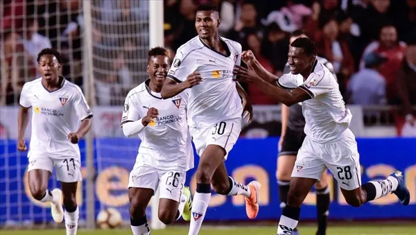 José Ayoví, volante del cuadro albo, llamó la atención en el Gonzalo Pozo por su carro de alta gama