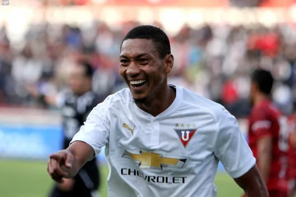 José Choclo Quintero llegó al entrenamiento de la U vestido de militar, desatando la risa de Antonio Valencia y el resto del plantel