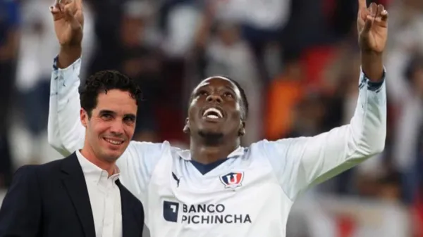 Josep Alcácer, al lado Jan hurtado.