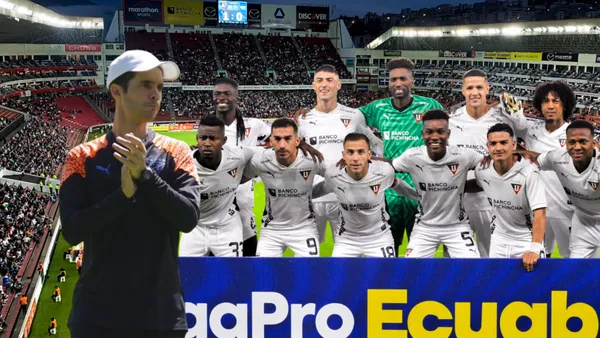 Josep Álcacer aplaudiendo a los jugadores de Liga de Quito en su 11 titular