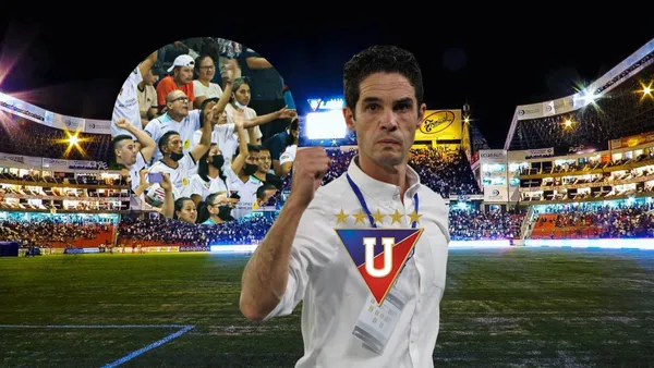 Josep Alcácer con el puño alzado, hinchas de Liga de Quito enojados. Foto tomada de: Liga de Quito