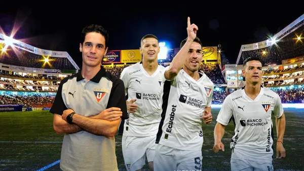 Josep Alcácer con jugadores de Liga de Quito festejando un gol