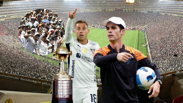 Josep Alcácer dando indicaciones a Ezequiel Piovi, con la hinchada de LDU protestando