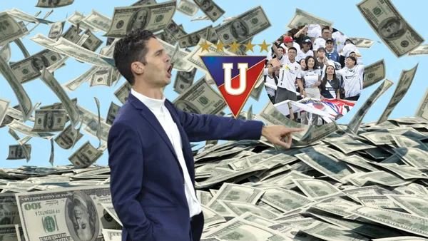 Josep Alcácer dando indicaciones con la hinchada de LDU y dinero de fondo