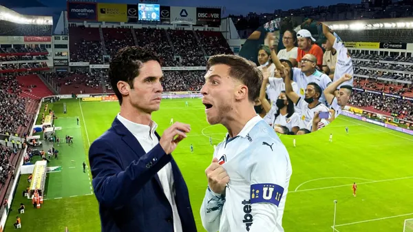 Josep Alcácer serio, Ezequiel Piovi enojado, hinchas de Liga de Quito. Foto tomada de: Liga de Quito