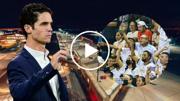 Josep Alcácer y los hinchas de Liga de Quito en el aeropuerto (Foto tomada de: Aeropuerto Quito/API/Liga de Quito)