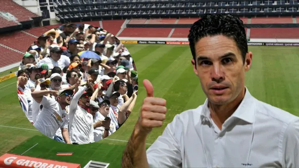 Josep Alcácer y los hinchas de Liga de Quito en el Estadio Rodrigo Paz (Foto tomada de: Primicias/Liga de Quito)